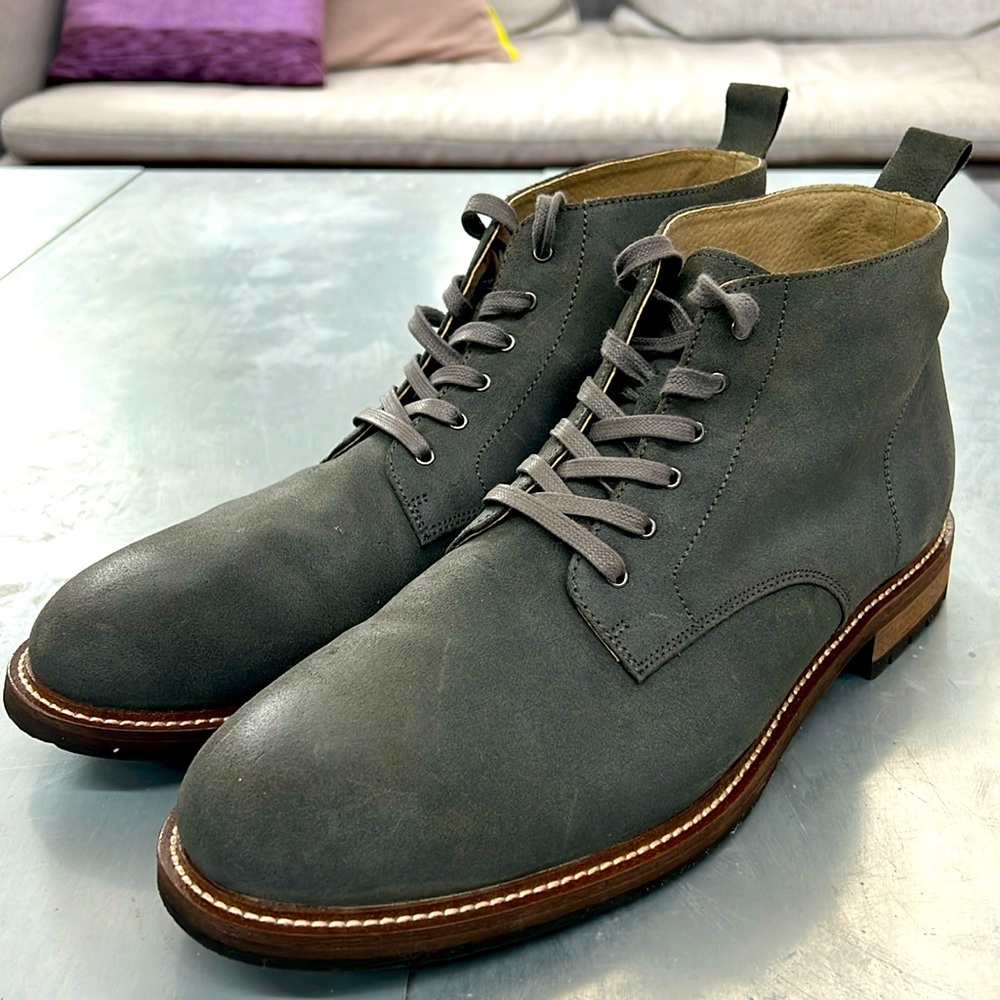 Like new Banana Republic grey suede chukkas men’s 13
